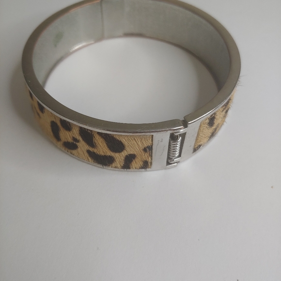 ✨4/$20✨ Leopard Print Furry Bracelet Plus Size - Picture 2 of 3